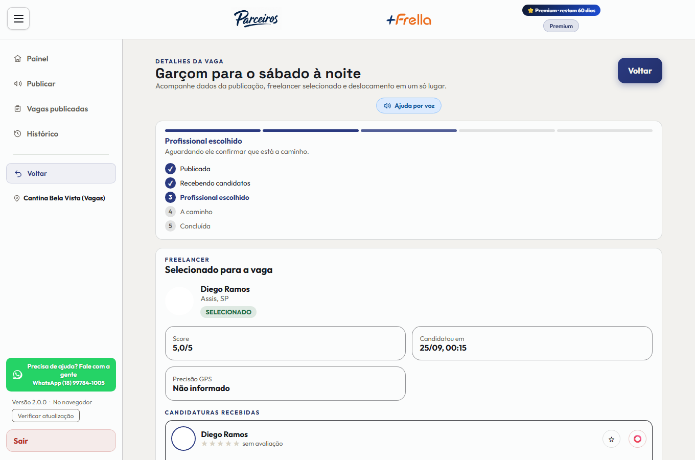 Tela de detalhes de uma vaga no +Freela, com a régua de cinco etapas — Publicada, Recebendo candidatos, Profissional escolhido, A caminho e Concluída —, o cartão do trabalhador selecionado com cidade, score e quando se candidatou, e a lista de candidaturas recebidas