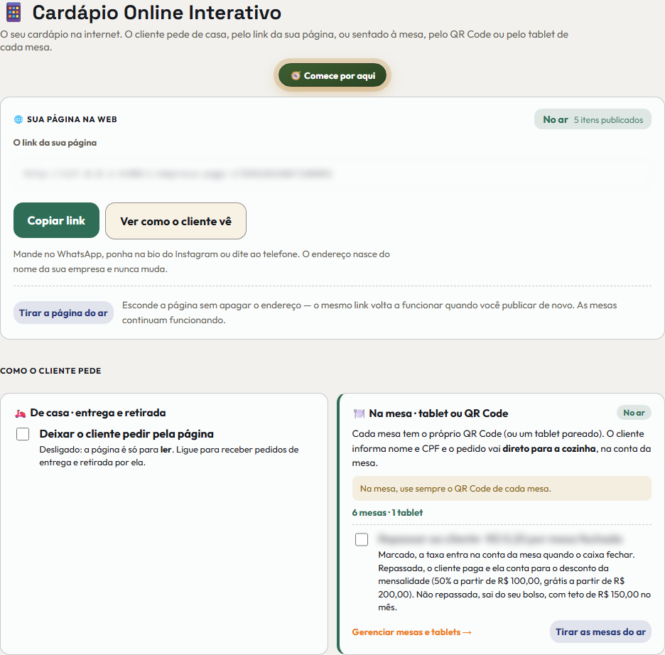 Painel do cardápio online no +Freela: o cartão Sua página na web, marcado como no ar, com o link da página e os botões Copiar link, Ver como o cliente vê e Tirar a página do ar; abaixo, os dois jeitos de o cliente pedir — o cartão De casa, entrega e retirada, e o cartão Na mesa, tablet ou QR Code, com o aviso para usar sempre o QR Code de cada mesa e o botão para gerenciar mesas e tablets
