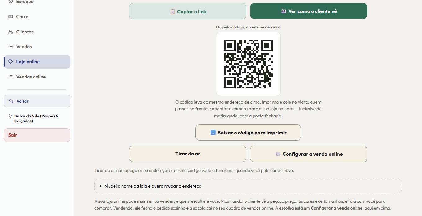 Tela da Loja online no +Freela: os botões de copiar o link e de ver a loja como o cliente vê, o QR Code gerado para imprimir e colar na vitrine de vidro, com a explicação de que quem passar na frente e apontar a câmera abre a loja na hora, os botões de baixar o código, tirar do ar e configurar a venda online, e o aviso de que tirar do ar não apaga o endereço. No rodapé, a explicação de que a loja pode mostrar ou vender, e que a escolha fica em Configurar a venda online