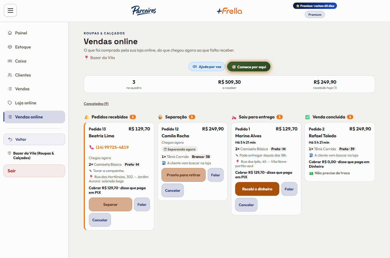 Quadro de Vendas online no +Freela, com um pedido em cada uma das quatro colunas: Pedidos recebidos, Separação, Saiu para entrega e Venda concluída. O cartão da primeira coluna acabou de chegar e mostra o telefone da cliente em destaque, duas camisetas pretas no tamanho M, o endereço de entrega e a forma de pagamento; o da segunda traz um tênis branco na numeração 38 com o tempo de separação correndo; o da terceira já saiu para entrega e o da quarta está concluído. No alto, os indicadores do momento: quantos pedidos estão no quadro, quanto ainda há a receber, quanto entrou hoje, e o atalho para os cancelados